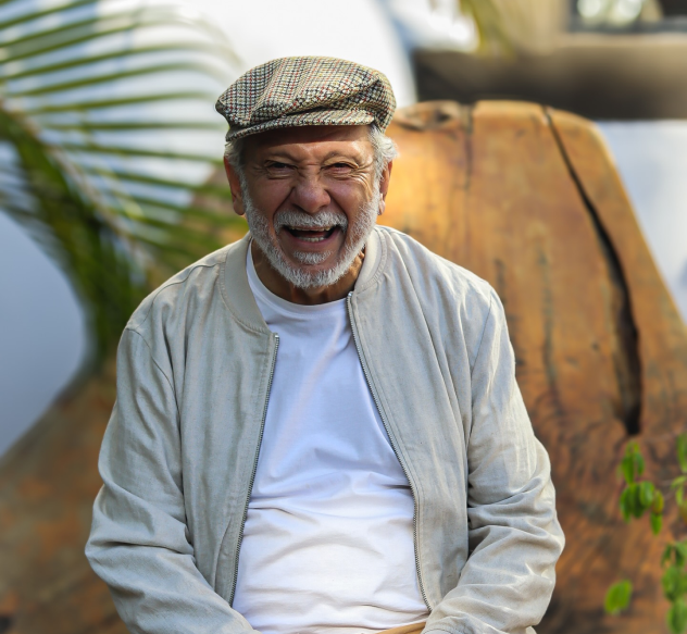 Marcos Ajeje, fundador e designer da loja.